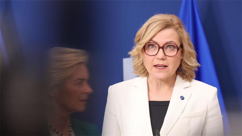 EU-Digitalkommissarin Henna Virkkunen (r.) mahnt KI-Firmen, ihre neusten Modelle erst nach erfolgreichen Sicherheitstests zu veröffentlichen. (Archivbild) 