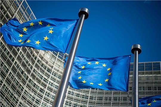 EU-Flaggen vor dem Sitz der Europäischen Kommission.