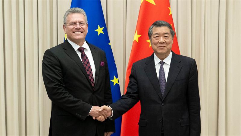 Chinas Exporte stark gewachsen - Überschuss auf Rekordkurs EU-Handelskommissar Sefcovic (l) hatte in China Gespräche geführt. (Archivbild)