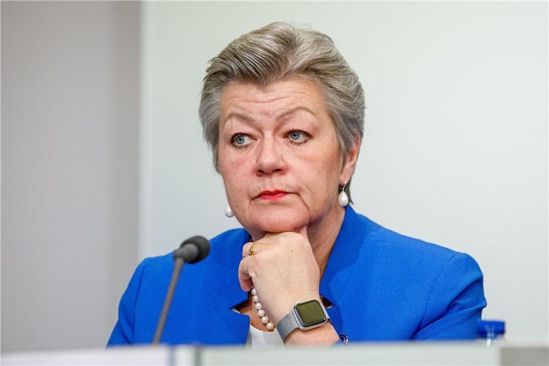 Europol identifiziert 821 kriminelle Netzwerke in der EU EU-Innenkommissarin Ylva Johansson bei der Hybrid-Pressekonferenz von Europol.