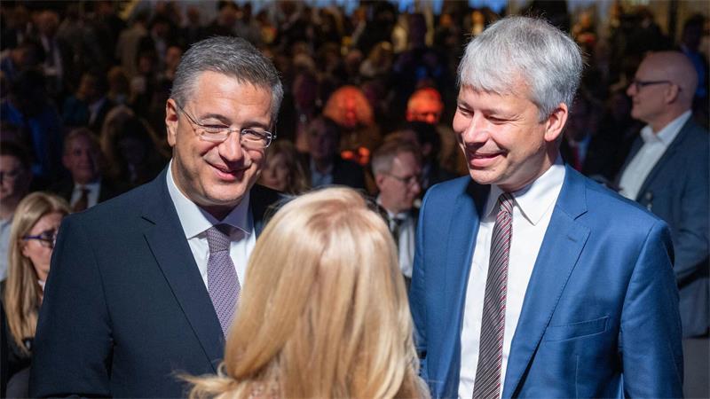 KI soll Bahnreisen effizienter und zuverlässiger machen EU-Kommissar Tzitzikostas und Bundesverkehrsminister Bilger besuchen die Innotrans in Berlin.