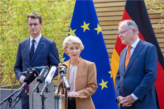 EU-Kommissionspräsidentin Ursula von der Leyen (M), Nordrhein-Westfalens Ministerpräsident Hendrik Wüst (l) und Niedersachsens Ministerpräsident Stephan Weil geben nach dem Treffen ihre Statements ab.