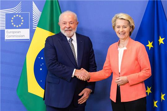 EU-Kommissionspräsidentin Ursula von der Leyen begrüßt den brasilianischen Präsidenten Luiz Inácio Lula da Silva in Brüssel.