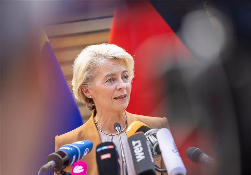 So oft fliegt Ursula von der Leyen mit dem Privatjet EU-Kommissionspräsidentin Ursula von der Leyen fliegt zu ihren Terminen auch im Linienflugzeug.