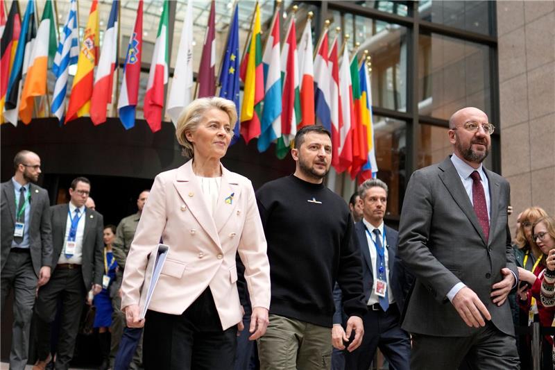 EU beschließt Start von Ukraine-Beitrittsverhandlungen EU-Kommissionspräsidentin Ursula von der Leyen (l-r), Präsident der Ukraine Wolodymyr Selenskyj, und EU-Ratspräsident Charles Michel, bei dem EU-Gipfel in Brüssel.
