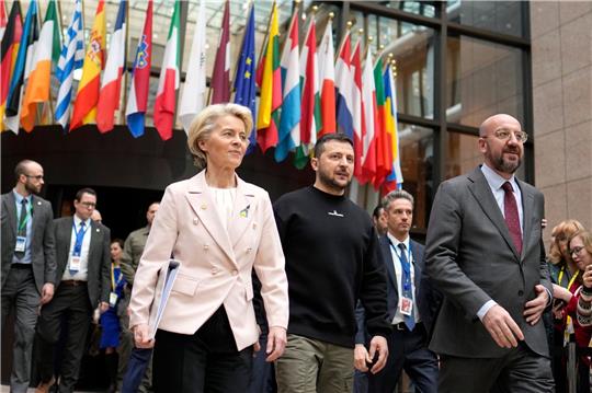 EU-Kommissionspräsidentin Ursula von der Leyen (l-r), Präsident der Ukraine Wolodymyr Selenskyj, und EU-Ratspräsident Charles Michel, bei dem EU-Gipfel in Brüssel.