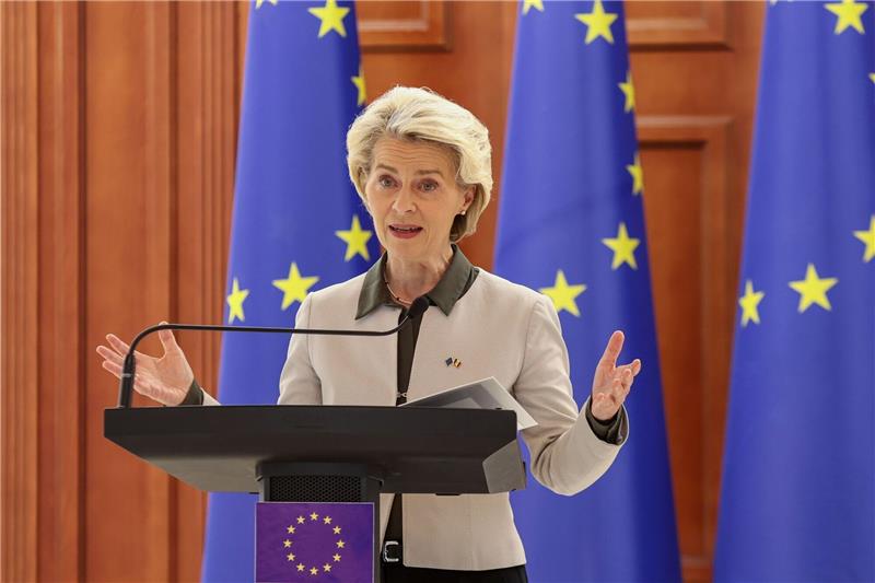 EU-Kommissionspräsidentin Ursula von der Leyen (l) wird am Freitag nach Israel reisen.