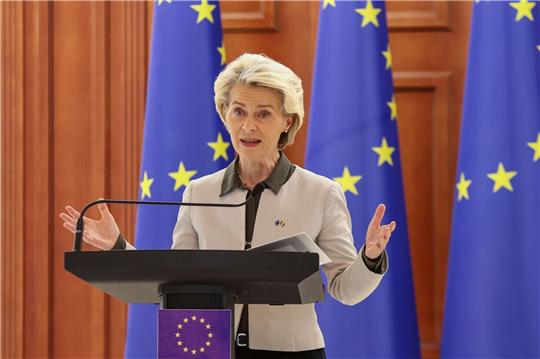 EU-Kommissionspräsidentin Ursula von der Leyen (l) wird am Freitag nach Israel reisen.