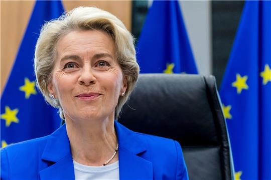 EU-Kommissionspräsidentin Ursula von der Leyen lächelt, während sie auf den Beginn der wöchentlichen Sitzung des Kommissionskollegiums im EU-Hauptquartier wartet.
