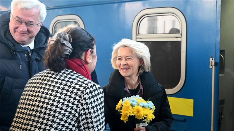 Düsterer Kriegsjahrestag für Ukraine: EU kann nicht liefern EU-Kommissionspräsidentin Ursula von der Leyen sichert der Ukraine weiter europäische Unterstützung zu.