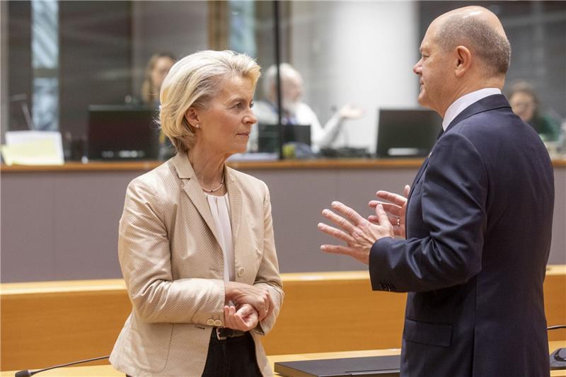 EU sichert Ukraine vor zweitem Kriegswinter neue Hilfen zu EU-Kommissionspräsidentin Ursula von der Leyen spricht mit Bundeskanzler Olaf Scholz beim EU-Gipfel in Brüssel.