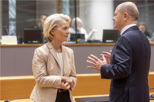 EU-Kommissionspräsidentin Ursula von der Leyen spricht mit Bundeskanzler Olaf Scholz beim EU-Gipfel in Brüssel.