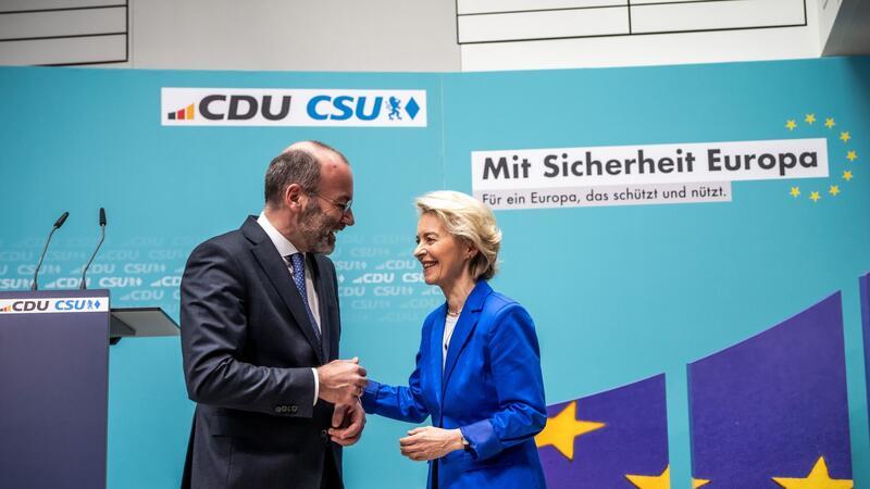 Union siegt bei Europawahl - AfD im Osten auf Platz eins EU-Kommissionspräsidentin Ursula von der Leyen zusammen mit dem Vorsitzenden der EVP-Fraktion Manfred Weber im Europaparlament.