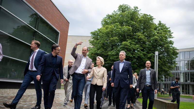 Von der Leyen: Chancen der Digitalisierung nutzen EU-Kommissionspräsidentin und Spitzenkandidatin der CDU für die Europawahl, Ursula von der Leyen, bei einem Besuch des Hasso-Plattner-Instituts (HPI) in Potsdam.