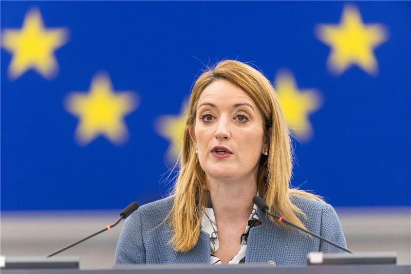 EU-Parlamentspräsidentin Roberta Metsola hat mehrere Reisen und zahlreiche Geschenke nachträglich öffentlich gemacht.