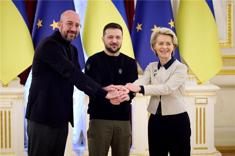 Gipfel mit Luftalarm: EU verspricht Ukraine weitere Hilfe EU-Ratspräsident Charles Michel, Ukraine-Staatschef Wolodymyr Selenskyj und EU-Kommissionspräsidentin Ursula von der Leyen beim EU-Ukraine-Gipfel.