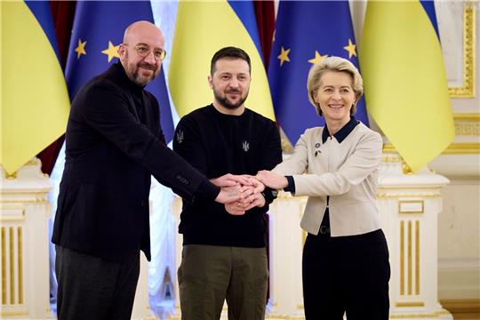 EU-Ratspräsident Charles Michel, Ukraine-Staatschef Wolodymyr Selenskyj und EU-Kommissionspräsidentin Ursula von der Leyen beim EU-Ukraine-Gipfel.