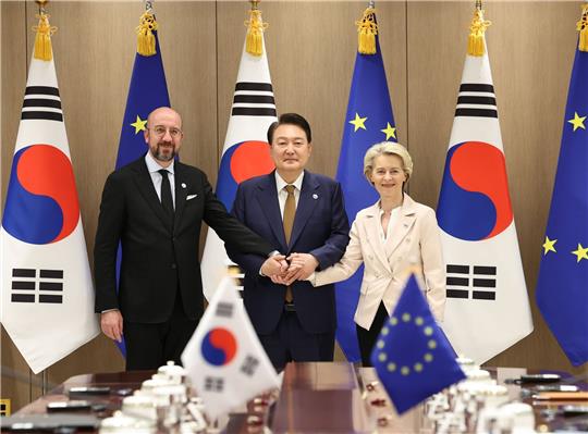 EU-Ratspräsident Charles Michel (l-r), Südkoreas Präsident Yoon Suk Yeol und EU-Kommissionspräsidentin Ursula von der Leyen zeigen Einigkeit.