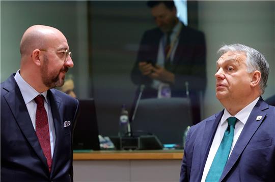 EU-Ratspräsident Charles Michel (l) spricht mit dem ungarischen Ministerpräsidenten Viktor Orban.