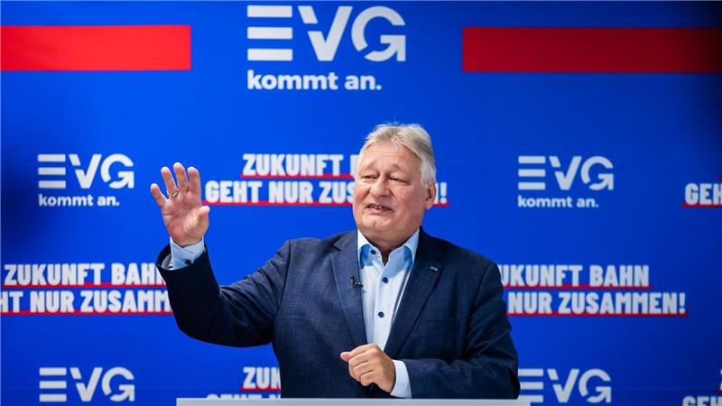 EVG-Chef Martin Burkert ist nicht erfreut über den geplanten Chefwechsel bei der DB InfraGo.