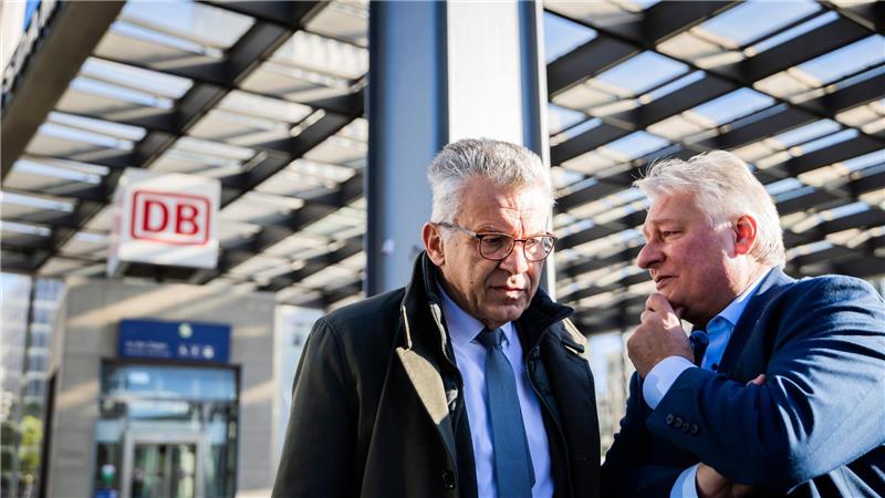Palla vom Aufsichtsrat zur neuen Bahnchefin berufen EVG-Chef Martin Burkert (rechts) und Werner Gatzer, Vorsitzender des Aufsichtsrats der Deutschen Bahn, kurz vor der Aufsichtsratssitzung.