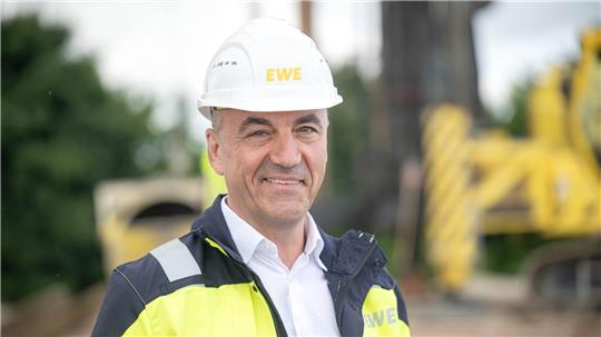 EWE-Chef Stefan Dohler kritisiert, dass EU-Vorgaben die Wasserstoffproduktion unnötig teuer machen. 