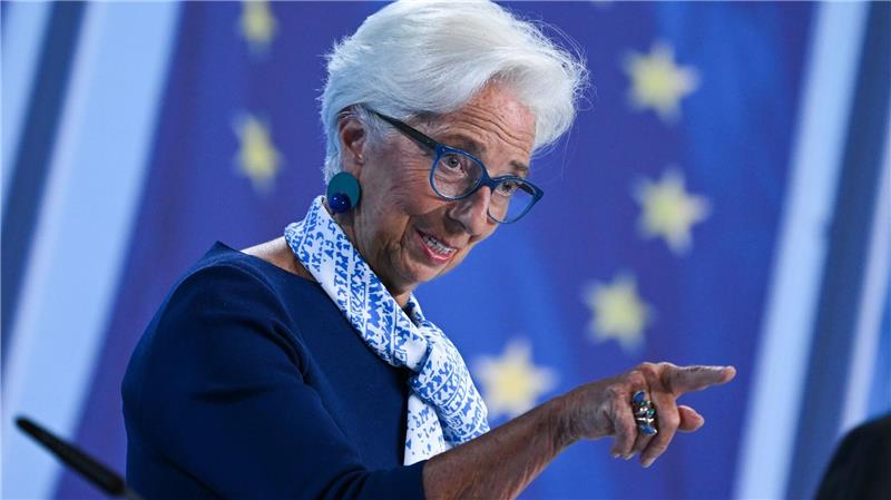 EZB lässt Leitzinsen unverändert - Sorgen wegen US-Zöllen EZB-Präsidentin Christine Lagarde hält sich beim künftigen Kurs bedeckt (Archivbild)