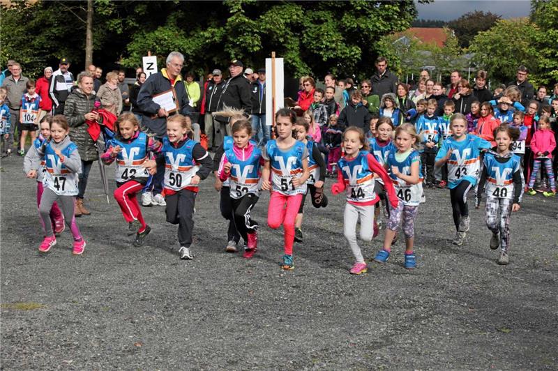 Ebenfalls begeistert bei der Sache: die jungen Starterinnen der Teilnehmergruppe „Schülerinnen 8“.