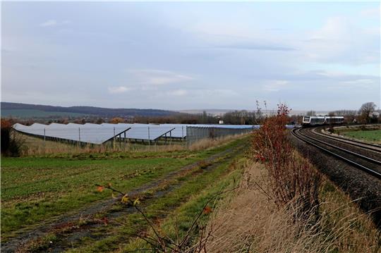 Ebenfalls direkt neben den Bahngleisen der Strecke Goslar-Ringelheim befindet sich die erste große Photovoltaikanlage-Freiflächenanlage der Gemeinde. Bei Dörnten soll 2023 eine weitere entstehen.  Foto: Gereke