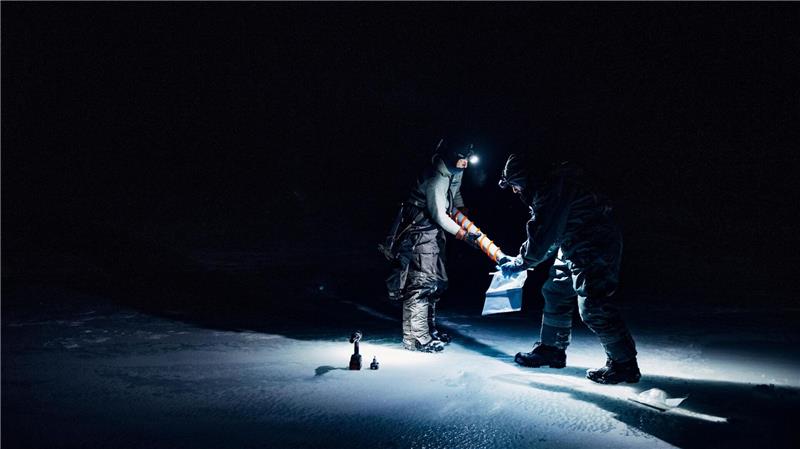 Forschung extrem: Schwarzlicht-Frösche und eisige Einsamkeit Ebenfalls frieren mussten die Biologen James Bradley und Catherine Larose, die bei Eisbohrungen im norwegischen Archipel Spitzbergen fotografiert wurden.