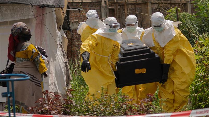 Ebola-Ausbruch im Kongo: Rotes Kreuz bringt den Sarg aus dem Gesundheitszentrum hinaus