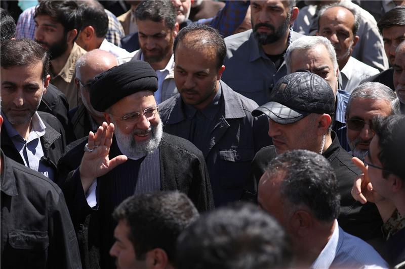 USA und Israel wegen Iran in Alarmbereitschaft Ebrahim Raisi (M), Präsident des Iran, nimmt an einer Kundgebung zum Al-Kuds-Tag teil. Der vom Iran angekündigte Vergeltungsschlag hat Israel und die USA in höchste Alarmbereitschaft versetzt.