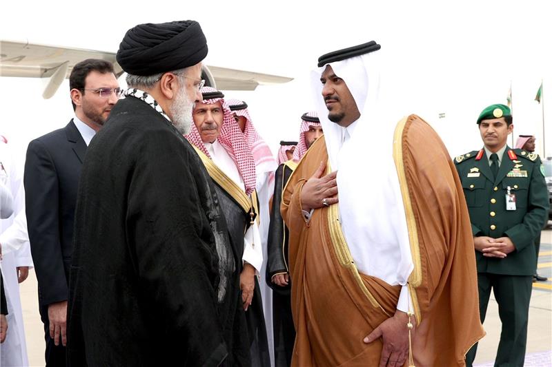 Riad: Sondergipfel fordert internationale Friedenskonferenz Ebrahim Raisi, Präsident des Iran, wird von einem saudi-arabischen Beamten auf dem Flughafen in Riad begrüßt.