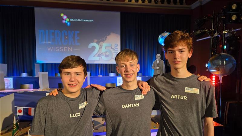 Geographie-Champion: Schüler aus Offenburg ist Bundessieger Echte Auskenner in Sachen Erdkunde: Luiz Loewenstein aus Hamburg (Platz 3, l-r), Damian Schillinger aus Baden-Württemberg (Platz 1) und Artur Richter aus Sachsen (Platz 2).