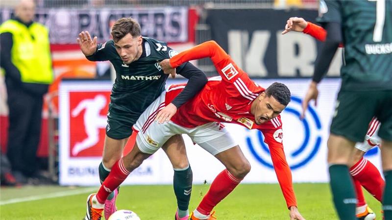 Echte Waden statt Kicker-Holzbeine umherschicken: Mit 120 Lotto-Millionen wäre das theoretisch möglich. (Archivbild)