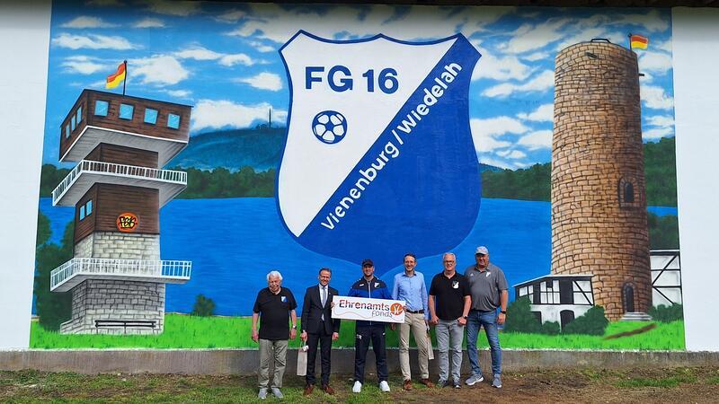 Scheunenwand im Vienenburger Radaustadion neu gestaltet Echter Hingucker (v. l.): Bernd Meißner, Frank Uhlenhaut, Dennis Gläser, Timo Brucherseifer, Tim Meißner und Frank Chrzanowski positionieren sich vor der neu gestalteten Scheunenwand.