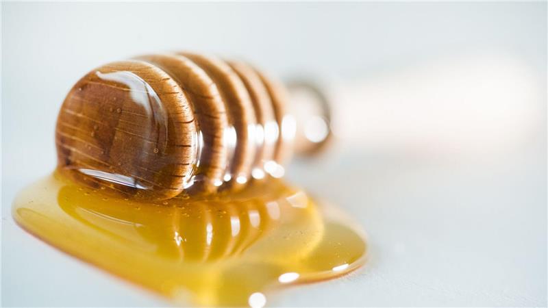 Echter Honig ist ein natürliches Produkt, aber nicht unbedingt gesünder als Kristallzucker.