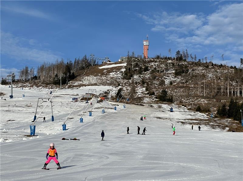 Braunlage: Skifahren soll bis zum Wochenende möglich sein Echter Wintersport sieht anders aus. Den Januar und den Februar können die Braunlager aus touristischer Sicht wohl vergessen. Sie sind aber trotzdem optimistisch. Archivbild: Eggers