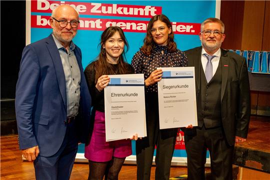 Eckhard Sudmeyer, Hauptgeschäftsführer der Handwerkskammer, (links) und Präsident Detlef Bade zeichnen Malena Richter (2.v.r.) und ihre Ausbilderin Johanna Krafczik bei einem Festakt in Stade aus. Fotos: Joris Gärmer/Handwerkskammer/Eggers/Privat