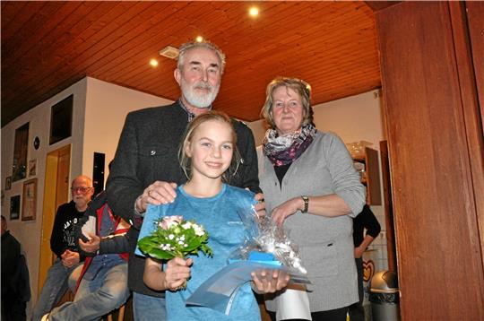 Eckhard Wagner und Sabine Bremer ehren das Lauftalent Thea Wedde während der Jahreshauptversammlung des TSV Immenrode. Foto: Heine