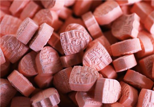 Ecstasy-Tabletten enthalten den Wirkstoff MDMA.