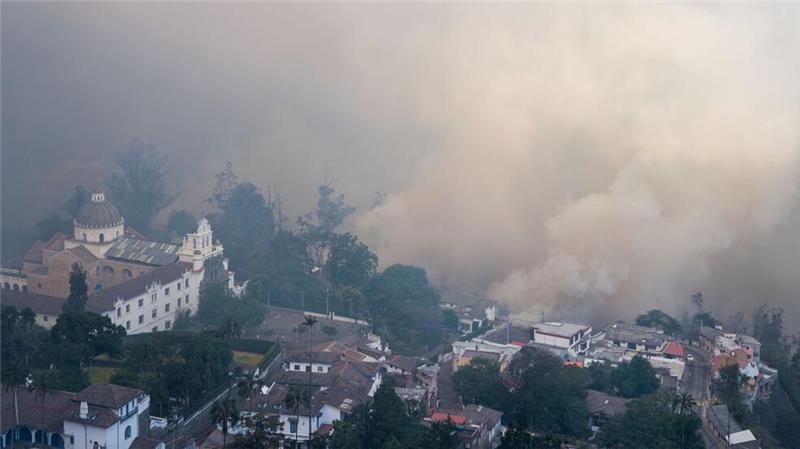 Heftige Waldbrände in Ecuadors Hauptstadt Quito Ecuador leidet unter der schwersten Dürre sein Jahrzehnten.