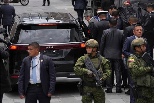 Ecuadors Staatspräsident Guillermo Lasso (M) wird von Sicherheitskräften umgeben, als er in ein Auto steigt.