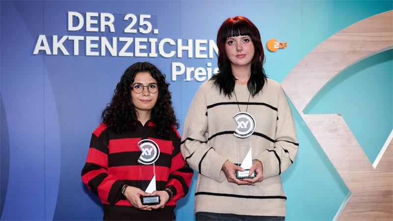 Hilferufe gehört, Angriff verhindert: XY-Preis für Helfer Edanur Karademir (l) und Valeria Lizenberger aus Trier (Rheinland-Pfalz) kamen einer Jugendlichen zu Hilfe.