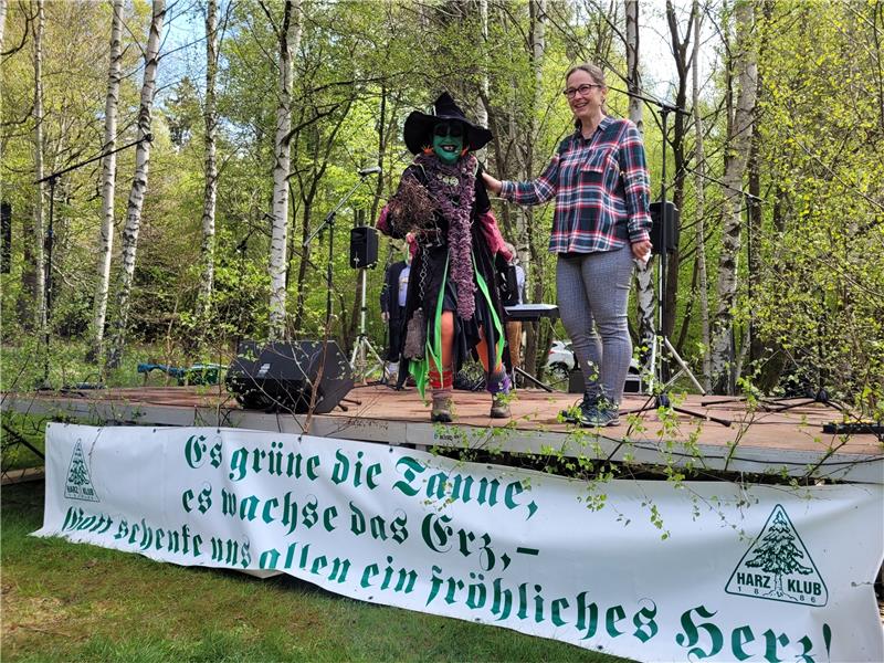 Nach vier Jahren: Bad Harzburg begrüßt am Molkenhaus den Mai Edda Schaper (r.) moderiert, Hexe Tula alias Ines Hohlbein animiert. Foto: Exner