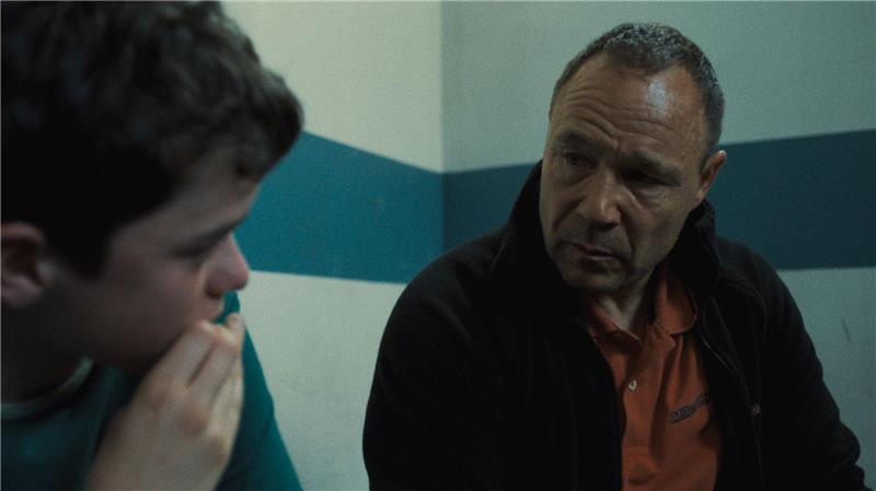 Warum „Adolescence“ weltweit Millionen bannt Eddie Miller (Stephen Graham) kann nicht fassen, dass sein Sohn Jamie (Owen Cooper) ein Mädchen umgebracht hat.
