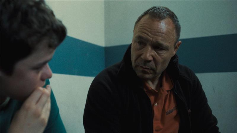 Eddie Miller (Stephen Graham) kann nicht fassen, dass sein junger Sohn Jamie (Owen Cooper) zum Mörder geworden sein soll. Die vierteilige Serie Adolescence“ ist seit 13. März auf Netflix abrufbar.