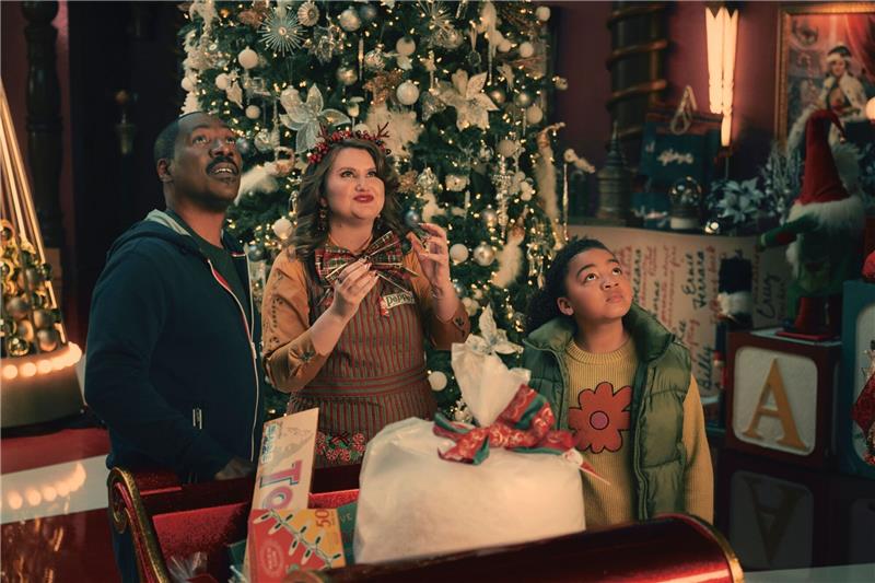 Eddie Murphy als Chris Carver, Jillian Bell als Pepper und Madison Thomas als Holly Carver in einer Szene aus «Candy Cane Lane».