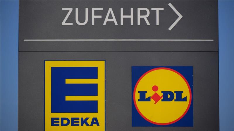 Sind Aldi und Lidl wirklich billiger als die Supermärkte? Edeka und Lidl zählen zu den größten Lebensmittelhändlern in Deutschland.