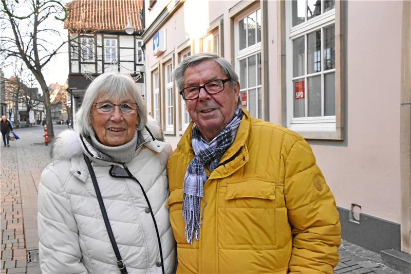 Böllerverbot? Das sagen Passanten in der Goslarer Innenstadt Edeltraut und Hans-Peter Kaitel aus Sudmerberg. Foto: Böhnisch